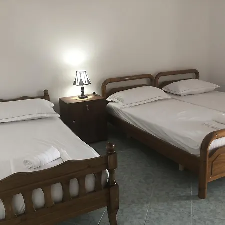 Xhuljon 4* Μπεράτ
