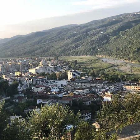 Xhuljon 4* Μπεράτ