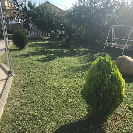 Xhuljon فندق مبيت وإفطار 4*