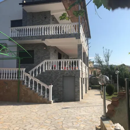 فندق مبيت وإفطار Xhuljon 4*